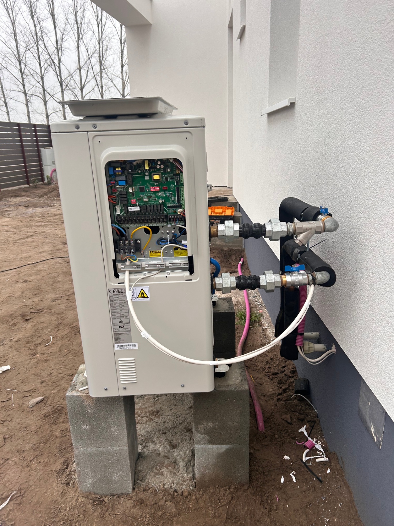 Hőszivattyú elektronikai bekötés és csőcsatlakozások