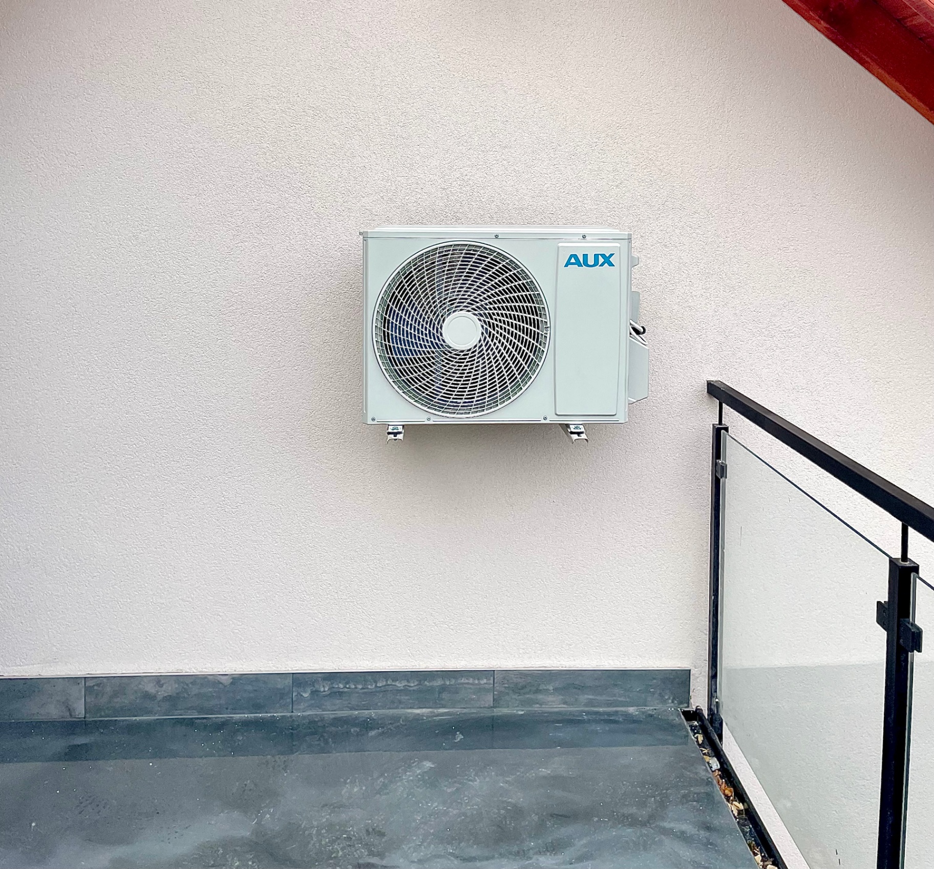 AUX split klíma kültéri egység – falra szerelve