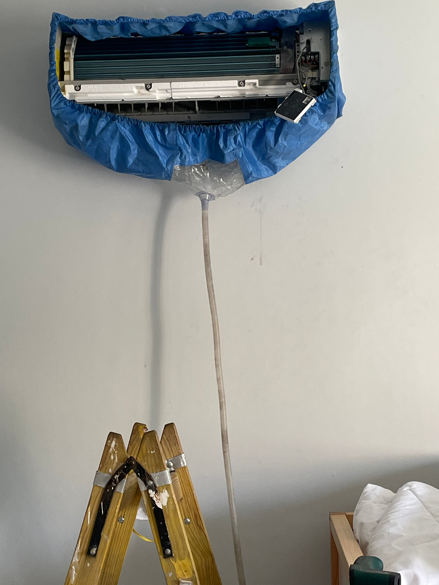 HVAC technikus prémium klíma karbantartás közben Szegeden